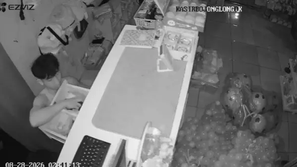 CCTV merekam aksi nekat seorang pria diduga maling sejumlah uang di dalam toko di Parakansalak, Sukabumi. (Sumber: Istimewa)