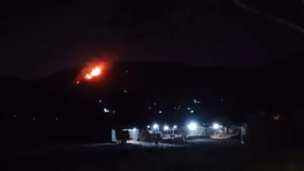 Bukit karangpara, di Gunungguruh, Sukabumi yang terbakar terlihat dari kejauhan. (Sumber: Dok Warga)