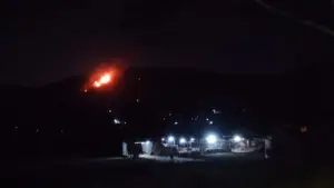 Bukit karangpara, di Gunungguruh, Sukabumi yang terbakar terlihat dari kejauhan. (Sumber: Dok Warga)