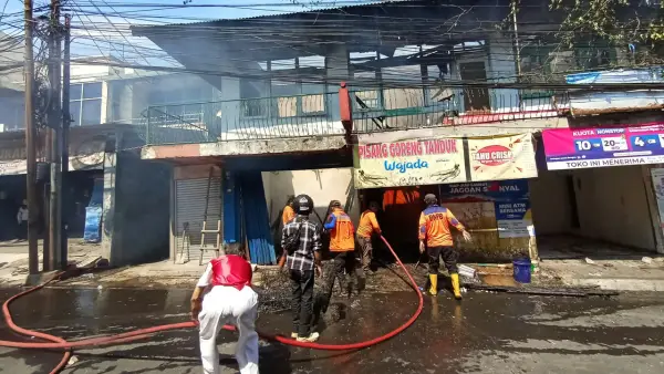 Tiga unit kios di Jalan Pelabuhan II, Citamiang, Kota Sukabumi yang terbakar. Sabtu (29/8/2026). (Sumber: Istimewa)