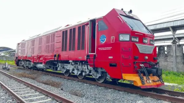 Lokomotif CC 300 uji coba double track Paledang - Cicurug (Sumber: PT KAI)