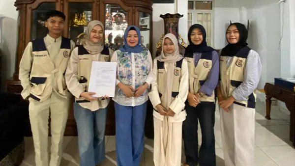 Tim PKM-RSH Universitas Muhammadiyah Sukabumi saat berkesempatan bertemu dengan Atut Wigaty Adman, Anggota Komisi I DPRD Kota Sukabumi. (Sumber : UMMI)