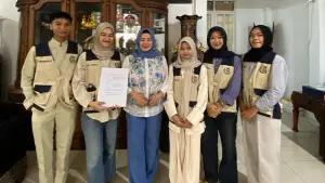 Tim PKM-RSH Universitas Muhammadiyah Sukabumi saat berkesempatan bertemu dengan Atut Wigaty Adman, Anggota Komisi I DPRD Kota Sukabumi. (Sumber : UMMI)