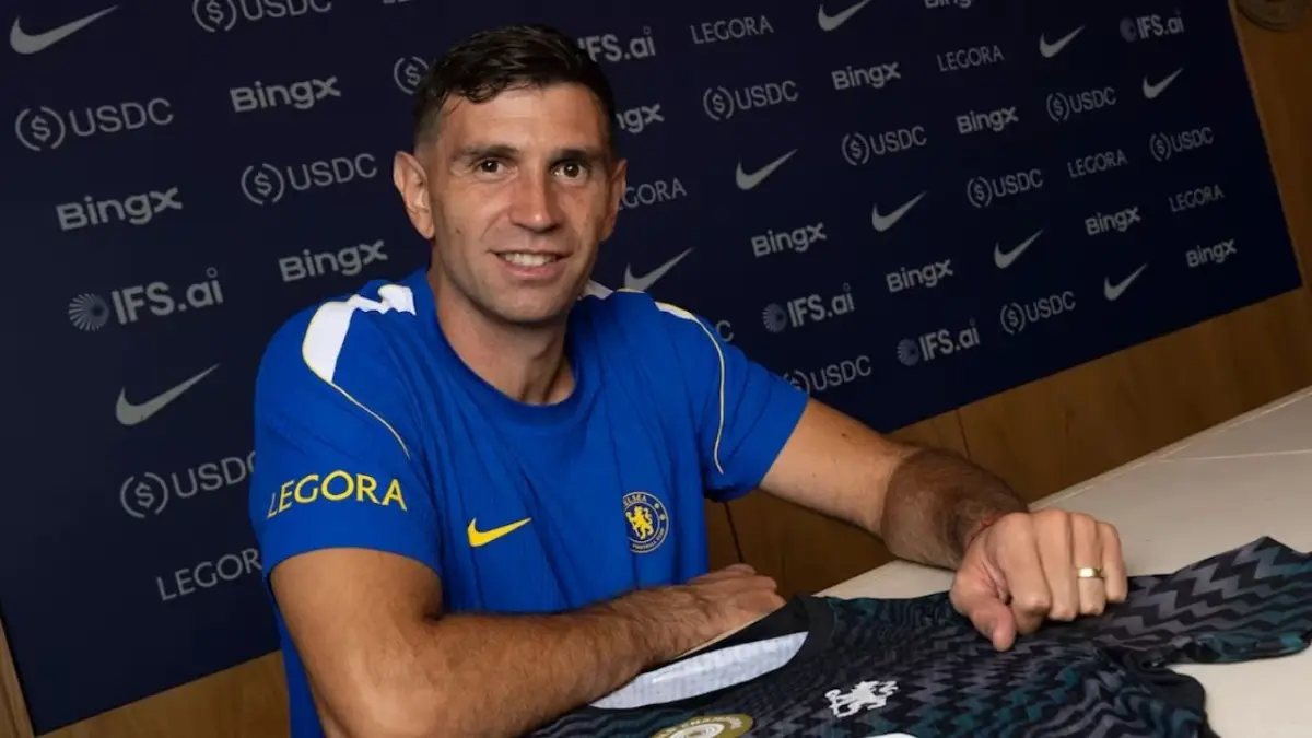 Tinggalkan Aston Villa, Emiliano Martinez Resmi Berseragam Chelsea!