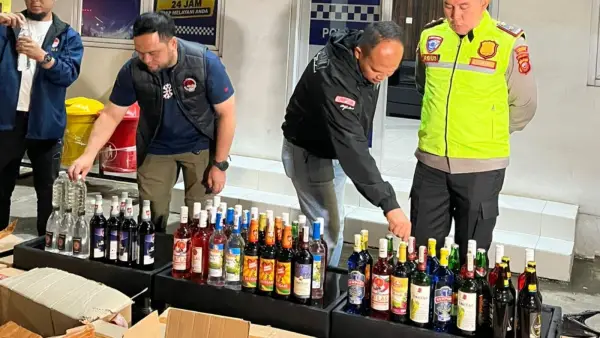 Barang bukti miras ilegal yang diamankan Polres Sukabumi dalam razia malam minggu, 29 Agustus 2026. (Sumber Foto: Dok. Polres Sukabumi)