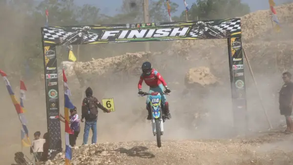 Peserta saat melintasi garis Finish kejuaraan grasstrack yang digelar di Sirkuit Cibayawak Jampangkulon Sukabumi, Minggu (30/8/2026). (Sumber Foto: Diskominfosan Kab. Sukabumi)