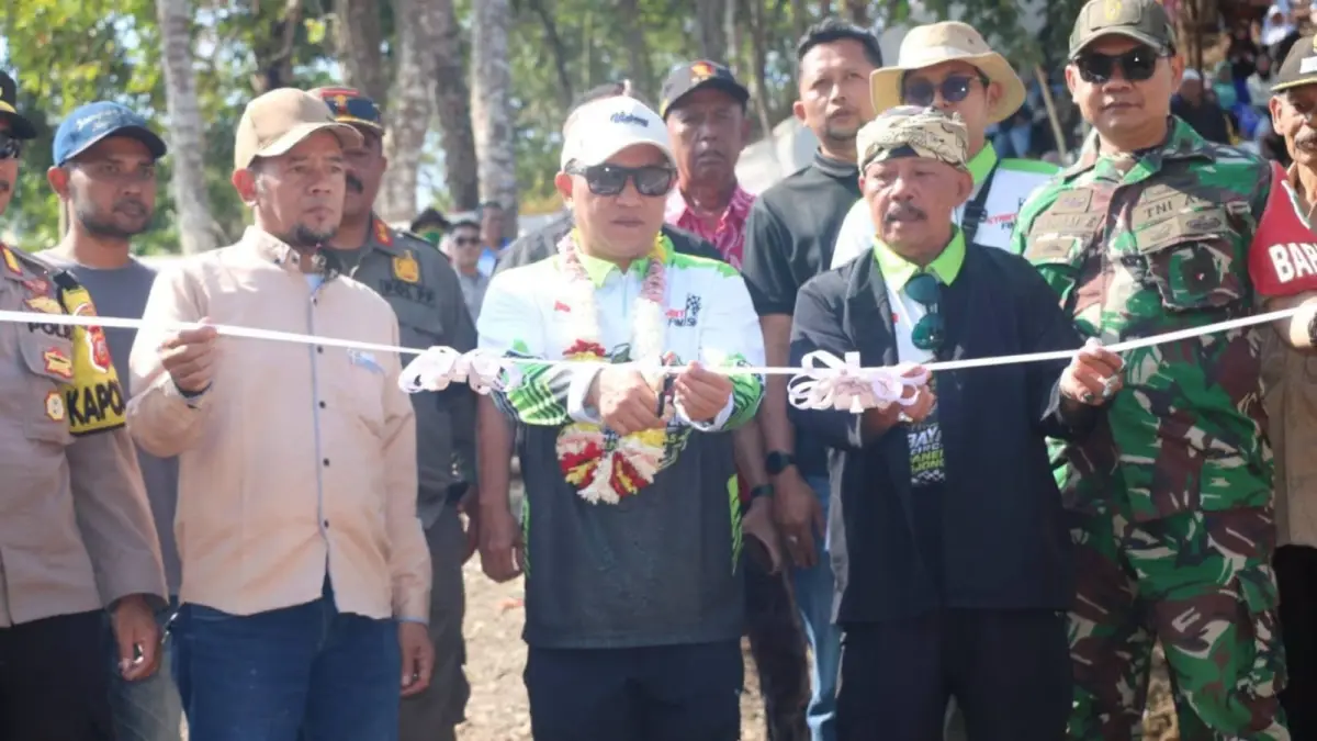 Wabup Sukabumi Andreas saat meresmikan Sirkuit Cibayawak.
