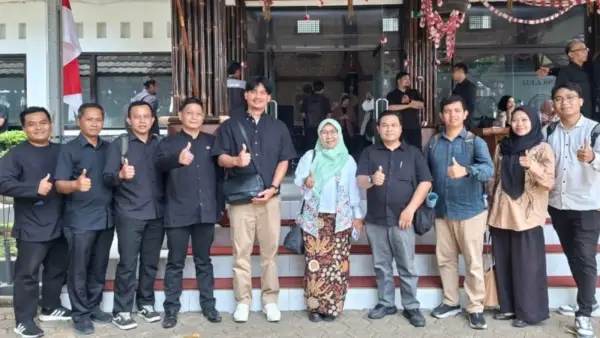 Kepala UPTD BP Mektan Jabar Anggi Jingga (tengah) berfoto bersama Sekdistanhorti Yanti Hidyatun usai Rapat Kerja dengan DPRD Jabar. (Sumber Foto: IG Distanhorti Jabar)