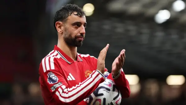 Aksi Bruno Fernandes setelah pertandingan Manchester United menghadapi Ipswich Town. (Sumber: web/manutd.com)