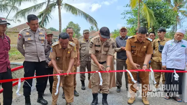 Camat Ciracap Rukman Taufik didampingi Kepala Desa Ujunggenteng dan Kepala Desa Cikangkung meresmikan Jembatan Bojonggadog Sungai Cikodehel. Senin (31/8/2026). (Sumber: SU/Ragil Gilang)