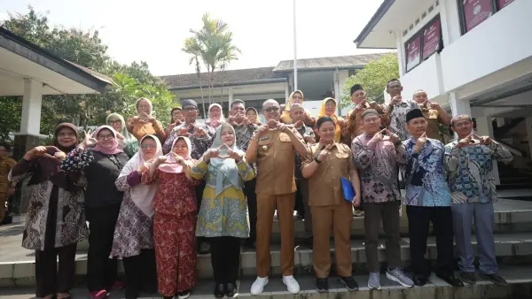 Wali Kota Sukabumi, Ayep Zaki saat melepas ASN yang purna tugas. (Sumber: Dokpim)