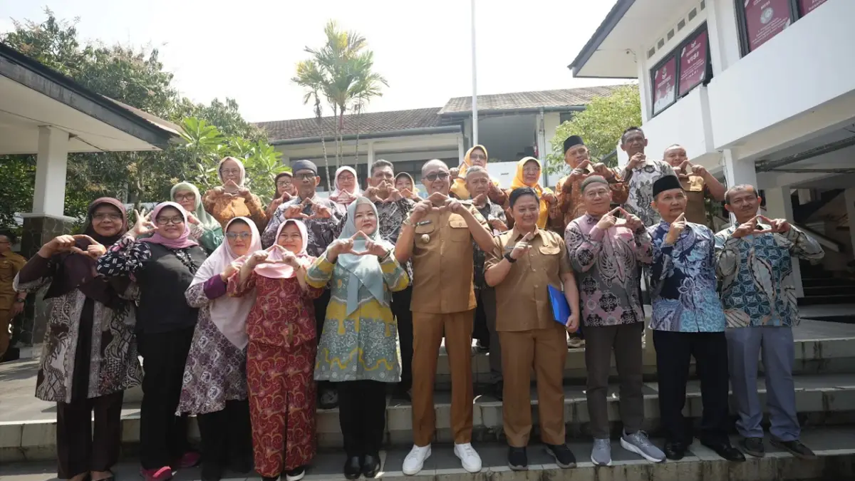 Wali Kota Sukabumi Lepas 13 ASN Pensiun, Ada yang Mengabdi Puluhan Tahun