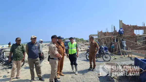 Proses pembangunan Kampung Nelayan Merah Putih (KNMP) di Pantai Ujunggenteng, Kecamatan Ciracap, Kabupaten Sukabumi. (Sumber: SU/Ragil Gilang)