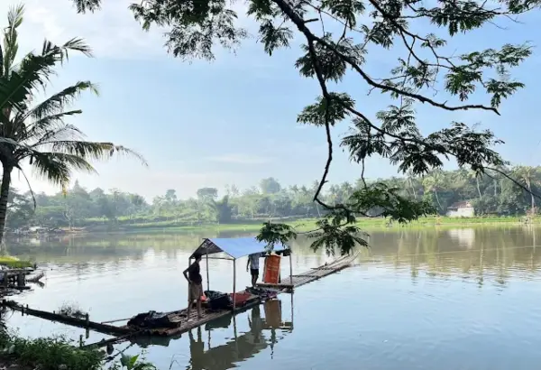Situ Asem Cianjur, sebuah danau dekat pusat Kota Cianjur yang banyak dikunjungi untuk bersantai. (Sumber : Gmaps/Siti Fatimah)