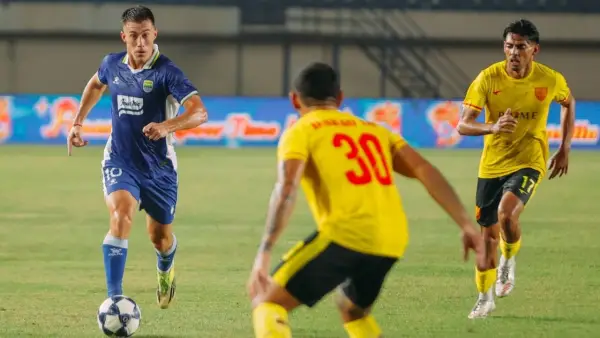 Aksi Mariano Peralta saat membela Persib Bandung menghadapi Manila Digger di playoff AFC Champions League Two (Sumber: Instagram/@persib)