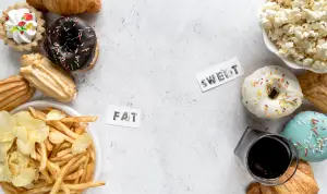 Ilustrasi makanan tidak sehat yang seharusnya dihindari saat akan memulai gaya hidup sehat (Sumber : Freepik/@magnific)
