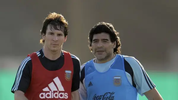 Lionel Messi dan Diego Maradona saat di sesi latihan Timnas Argentina (Sumber: web/en.as.com)