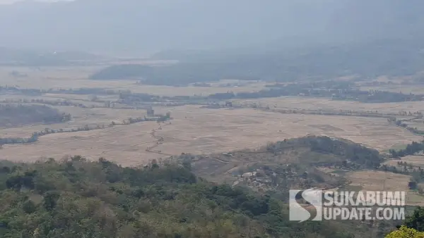 Potret bukit panenjoan di Desa Tamanjaya, Kecamatan Ciemas, Kabupaten Sukabumi, nampak tandus di tengah kemarau. Selasa (1/9/2026). (Sumber: SU/Ragil Gilang)