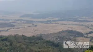 Potret bukit panenjoan di Desa Tamanjaya, Kecamatan Ciemas, Kabupaten Sukabumi, nampak tandus di tengah kemarau. Selasa (1/9/2026). (Sumber: SU/Ragil Gilang)