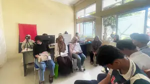 Warga Desa Benda, Kecamatan Cicurug, Kabupaten Sukabumi manfaatkan layanan jemput bola administrasi kependudukan yang digelar Pemerintah Desa Benda bersama Disdukcapil Kabupaten Sukabumi, Senin (31/8/2026). (Sumber : disdukcapil)