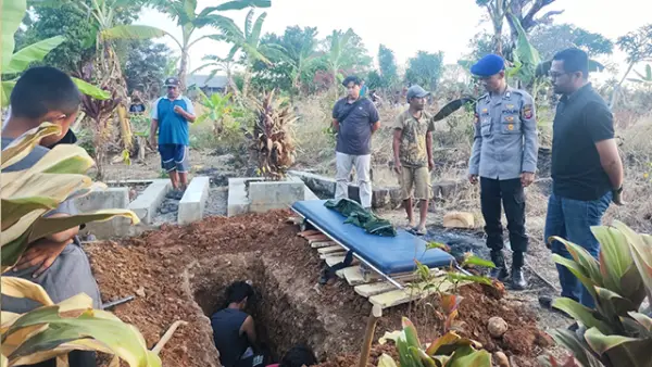 Proses pemakaman mayat perempuan bertato yang ditemukan di tepi Pantai Karanghawu, Kecamatan Cisolok, Kabupaten Sukabumi, pada Jumat (28/8/2026). (Sumber : Istimewa.)