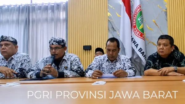 Pengurus PGRI Jabar saat konferensi pers terkait kasus intimidasi oleh oknum wartawan di SDN 2 Sukaraja Sukabumi. (Sumber Foto: Istimewa)