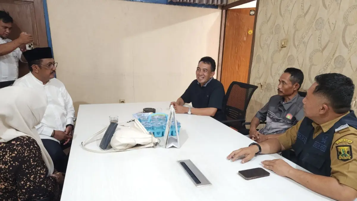 Dalam pertemuan itu, Asep Japar didampingi Kadisdik Deden Sumpena. Hadir pula Pengawas Bina SD Kecamatan Sukaraja serta Ketua PGRI Kecamatan Sukaraja. | Foto: Istimewa