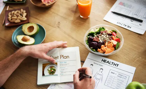 Ilustrasi merencanakan diet (Sumber : Freepik/@rawpixel)