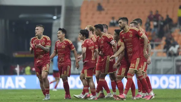 Aksi para pemain Persija saat menghadapi Brisbane Roar (Sumber: web/persija.id)