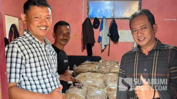Anggota DPRD Kabupaten Sukabumi Dadang Hermawan (kanan) dan Kepala Desa Purwasedar Defi Susandi meninjau pengolahan gula semut Poktan Warung Waru di Kampung Cihaur, Desa Purwasedar, Kecamatan Ciracap. | Foto: Istimewa