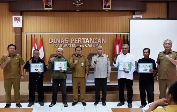 Penyaluran pompa air secara simbolis bagi kelompok tani digelar di Kantor Distan Kabupaten Sukabumi, Cisolok. (Sumber Foto: Istimewa)