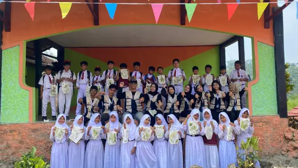 Kelompok 15A Universitas Nusa Putra melaksanakan lima program pengabdian masyarakat di Dusun Cimanggu, Desa Kabandungan, Kecamatan Kabandungan, Kabupaten Sukabumi. (Sumber: dok nusa putra)