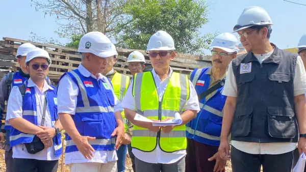Anggota Komisi IV DPRD Provinsi Jawa Barat Yusuf Maulana turun langsung memantau pekerjaan penggantian Jembatan Citarum Jalan Raya Dayeuhkolot, Kabupaten Bandung, Rabu (2/9/2026). | Foto: Istimewa