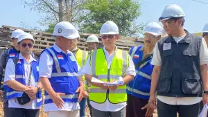 Anggota Komisi IV DPRD Provinsi Jawa Barat Yusuf Maulana turun langsung memantau pekerjaan penggantian Jembatan Citarum Jalan Raya Dayeuhkolot, Kabupaten Bandung, Rabu (2/9/2026). | Foto: Istimewa