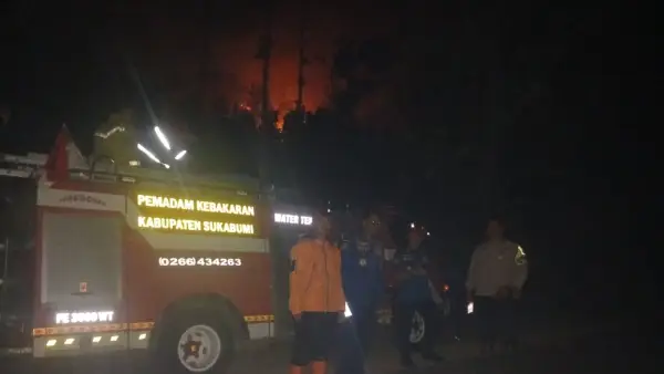 Petugas gabungan saat memantau titik api karhutla di ruas jalan Geopark-Palabuhanratu Kecamatan Simpenan Kabupaten Sukabumi, Rabu (2/9/2026). (Sumber Foto: P2BK Simpenan)