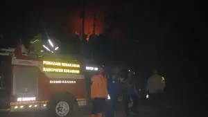 Petugas gabungan saat memantau titik api karhutla di ruas jalan Geopark-Palabuhanratu Kecamatan Simpenan Kabupaten Sukabumi, Rabu (2/9/2026). (Sumber Foto: P2BK Simpenan)