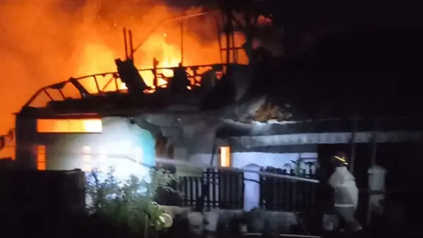 Petugas gabungan melakukan penanganan pascakebakaran di Kampung Cimahigirang, RT 22/06, Desa Cikahuripan, Kecamatan Kadudampit, Kabupaten Sukabumi, Rabu (2/9/2026) malam. (Sumber : Istimewa.)