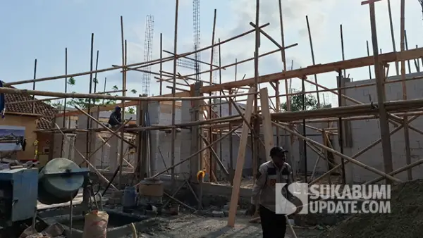 Kasi Trantibum Bahum Kecamatan Ciracap, Zaenal Abidin, saat meninjau lokasi pembangunan Kantor Kecamatan Ciracap, Kabupaten Sukabumi. (Sumber : SU/Ragil Gilang)