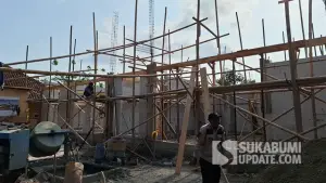 Kasi Trantibum Bahum Kecamatan Ciracap, Zaenal Abidin, saat meninjau lokasi pembangunan Kantor Kecamatan Ciracap, Kabupaten Sukabumi. (Sumber : SU/Ragil Gilang)