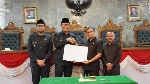 Wali Kota Sukabumi, Ayep Zaki bersama Wawan Juanda selaku Ketua DPRD Kota Sukabumi dalam Rapat Paripurna. Rabu (2/9/2026). (Sumber: Dokpim)