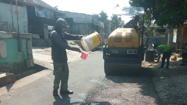 Perbaikan titik rusak di Jalan Ciheulangtonggoh-Caringin di Kecamatan Caringin oleh Dinas PU Kabupaten Sukabumi. (Sumber: Istimewa)