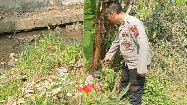 Jasad bayi berjenis kelamin laki-laki yang ditemukan warga tepat di bawah jembatan Jalur Lingkar Selatan, Warudoyong, Kota Sukabumi. Kamis (3/9/2026). (Sumber: Istimewa)