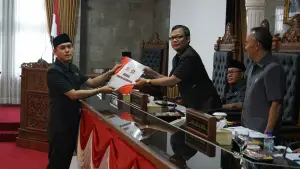 Anggota DPRD Kota Sukabumi, Galuh Naufal Munawar saat menyampaikan berkas pandangan Fraksi. (Sumber: Istimewa)