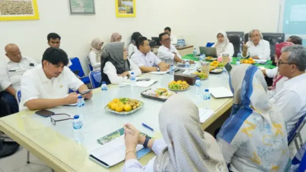 Kepala UPTD BP Mektan Anggi Jingga (paling kiri) bersama KTU Ahmad Hidayat mengikuti rapat evaluasi APBD 2026 Distanhorti Jabar. (Sumber : IG Distanhorti Jabar)