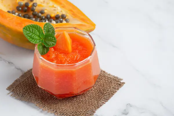 Ilustrasi. Resep Es Buah Pepaya, Minuman Manis dan Menyegarkan saat Cuaca Panas (Sumber : freepik.com/@jcomp)