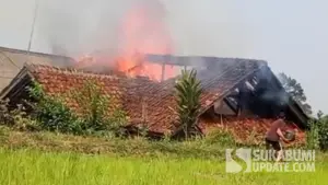 Momen warga berupaya memadamkan kebakaran rumah yang dihuni 3 KK di di Kampung Kebon Kai RT 02/RW 07, Desa Ciheulang Tonggoh, Kecamatan Cibadak, Kabupaten Sukabumi, Kamis (3/9/2026). (Sumber Foto: Istimewa)