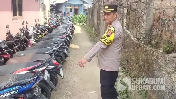 Kapolsek Cicurug Kompol Idji Djubaedi saat menunjukkan satu dari deretan sepeda motor milik pelajar yang kedapatan menggunakan knalpot brong. (Sumber Foto: Dok. Polsek Cicurug)