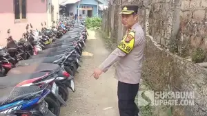 Kapolsek Cicurug Kompol Idji Djubaedi saat menunjukkan satu dari deretan sepeda motor milik pelajar yang kedapatan menggunakan knalpot brong. (Sumber Foto: Dok. Polsek Cicurug)