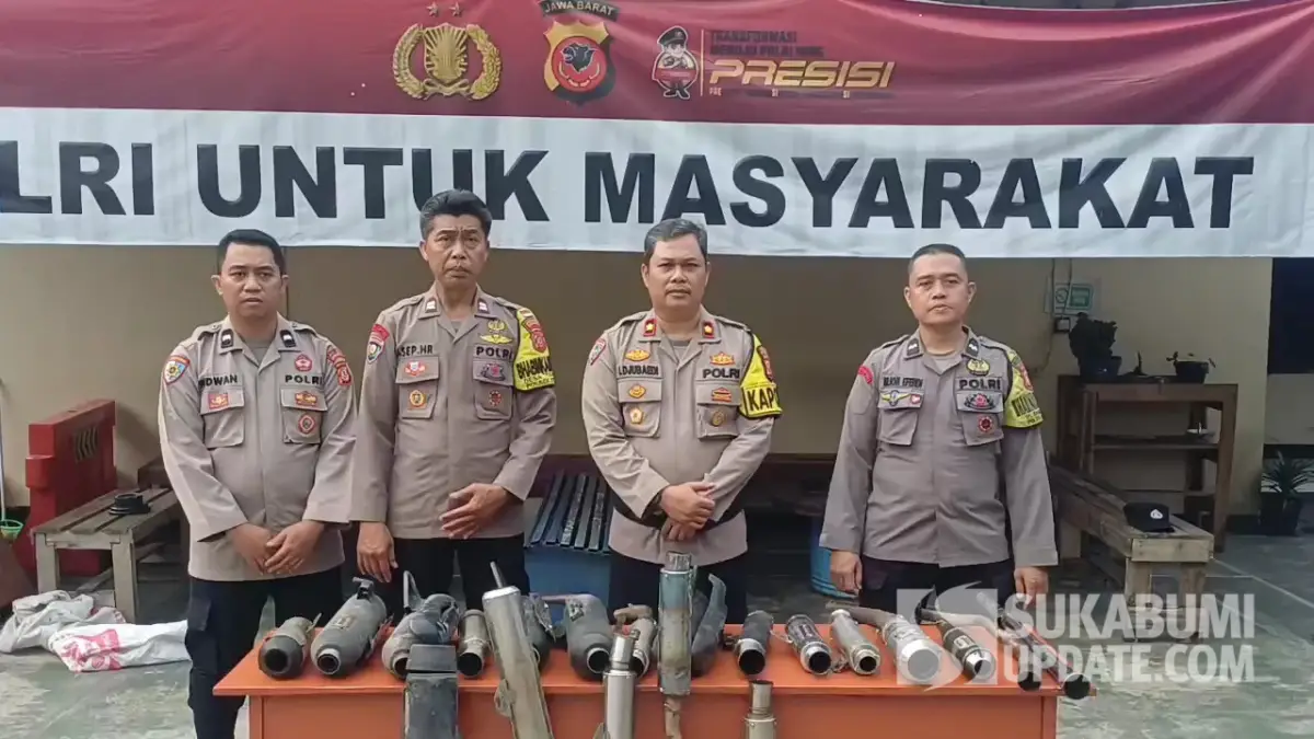 Sejumlah knalpot brong hasil razia Polsek Cicurug ke sekolah-sekolah SMA.