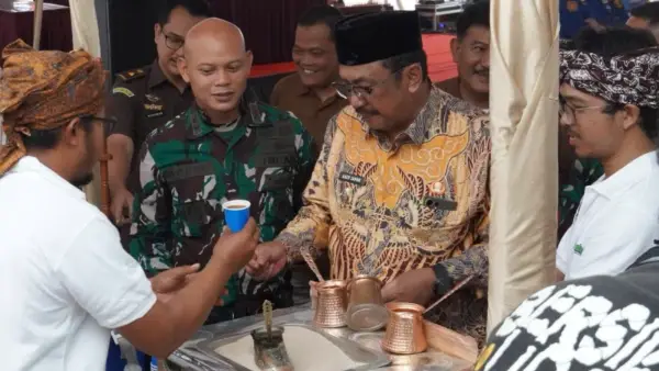 Bupati Sukabumi Asep Japar didampingi Kadisdagin Dani Tarsoni saat memesan kopi dari peserta Festival Kopi Sukabumi 2026. (Sumber : Diskominfosan Kab. Sukabumi)